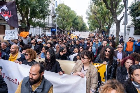 25 février 2023 : manifestation de soutien aux migrants et contre le racisme à l'appel de la société civile suite aux propos de Kais Saied, Président de la Tunisie, contre les migrants subsahariens en Tunisie. Kaïs Saïed avait provoqué la stupeur le 21 février en prônant des « mesures urgentes » contre l’immigration clandestine de ressortissants de pays d’Afrique subsaharienne, affirmant que leur présence en Tunisie était source de « violence, de crimes et d’actes inacceptables », et qu'ils cherchaient à coloniser la Tunisie et menaçaient l'identité arabo-musulmane, des propos dénoncés par des ONG et l'Union Africaine. Ces propos n'ont fait que renforcer les agressions contre cette communauté et enclenché officiellement une vague d'arrestations dans tout le pays. Les manifestants ont scandé plusieurs slogans afin d'exprimer leur solidarité avec les migrants et d’appeler à la régularisation de la situation de ceux qui se trouvent en situation irrégulière.