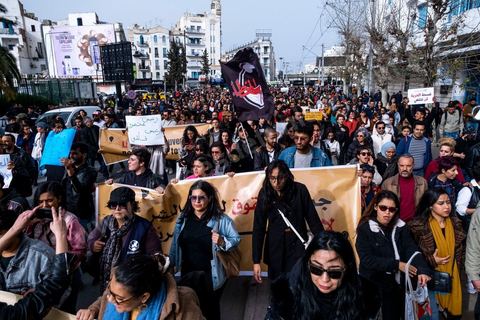 25 février 2023 : manifestation de soutien aux migrants et contre le racisme à l'appel de la société civile suite aux propos de Kais Saied, Président de la Tunisie, contre les migrants subsahariens en Tunisie. Kaïs Saïed avait provoqué la stupeur le 21 février en prônant des « mesures urgentes » contre l’immigration clandestine de ressortissants de pays d’Afrique subsaharienne, affirmant que leur présence en Tunisie était source de « violence, de crimes et d’actes inacceptables », et qu'ils cherchaient à coloniser la Tunisie et menaçaient l'identité arabo-musulmane, des propos dénoncés par des ONG et l'Union Africaine. Ces propos n'ont fait que renforcer les agressions contre cette communauté et enclenché officiellement une vague d'arrestations dans tout le pays. Les manifestants ont scandé plusieurs slogans afin d'exprimer leur solidarité avec les migrants et d’appeler à la régularisation de la situation de ceux qui se trouvent en situation irrégulière.