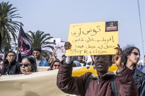 25 février 2023 : manifestation de soutien aux migrants et contre le racisme à l'appel de la société civile suite aux propos de Kais Saied, Président de la Tunisie, contre les migrants subsahariens en Tunisie. Kaïs Saïed avait provoqué la stupeur le 21 février en prônant des « mesures urgentes » contre l’immigration clandestine de ressortissants de pays d’Afrique subsaharienne, affirmant que leur présence en Tunisie était source de « violence, de crimes et d’actes inacceptables », et qu'ils cherchaient à coloniser la Tunisie et menaçaient l'identité arabo-musulmane, des propos dénoncés par des ONG et l'Union Africaine. Ces propos n'ont fait que renforcer les agressions contre cette communauté et enclenché officiellement une vague d'arrestations dans tout le pays. Les manifestants ont scandé plusieurs slogans afin d'exprimer leur solidarité avec les migrants et d’appeler à la régularisation de la situation de ceux qui se trouvent en situation irrégulière.