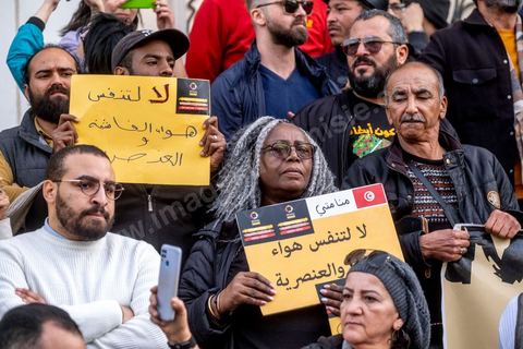 25 février 2023 : manifestation de soutien aux migrants et contre le racisme à l'appel de la société civile suite aux propos de Kais Saied, Président de la Tunisie, contre les migrants subsahariens en Tunisie. Kaïs Saïed avait provoqué la stupeur le 21 février en prônant des « mesures urgentes » contre l’immigration clandestine de ressortissants de pays d’Afrique subsaharienne, affirmant que leur présence en Tunisie était source de « violence, de crimes et d’actes inacceptables », et qu'ils cherchaient à coloniser la Tunisie et menaçaient l'identité arabo-musulmane, des propos dénoncés par des ONG et l'Union Africaine. Ces propos n'ont fait que renforcer les agressions contre cette communauté et enclenché officiellement une vague d'arrestations dans tout le pays. Les manifestants ont scandé plusieurs slogans afin d'exprimer leur solidarité avec les migrants et d’appeler à la régularisation de la situation de ceux qui se trouvent en situation irrégulière.