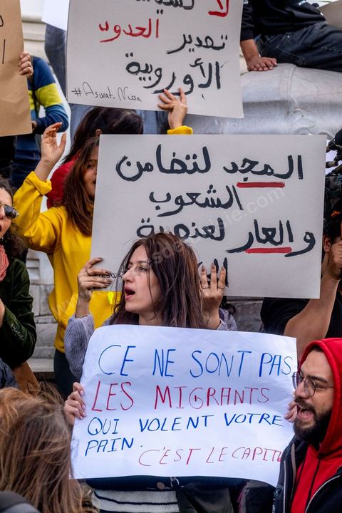 25 février 2023 : manifestation de soutien aux migrants et contre le racisme à l'appel de la société civile suite aux propos de Kais Saied, Président de la Tunisie, contre les migrants subsahariens en Tunisie. Kaïs Saïed avait provoqué la stupeur le 21 février en prônant des « mesures urgentes » contre l’immigration clandestine de ressortissants de pays d’Afrique subsaharienne, affirmant que leur présence en Tunisie était source de « violence, de crimes et d’actes inacceptables », et qu'ils cherchaient à coloniser la Tunisie et menaçaient l'identité arabo-musulmane, des propos dénoncés par des ONG et l'Union Africaine. Ces propos n'ont fait que renforcer les agressions contre cette communauté et enclenché officiellement une vague d'arrestations dans tout le pays. Les manifestants ont scandé plusieurs slogans afin d'exprimer leur solidarité avec les migrants et d’appeler à la régularisation de la situation de ceux qui se trouvent en situation irrégulière.