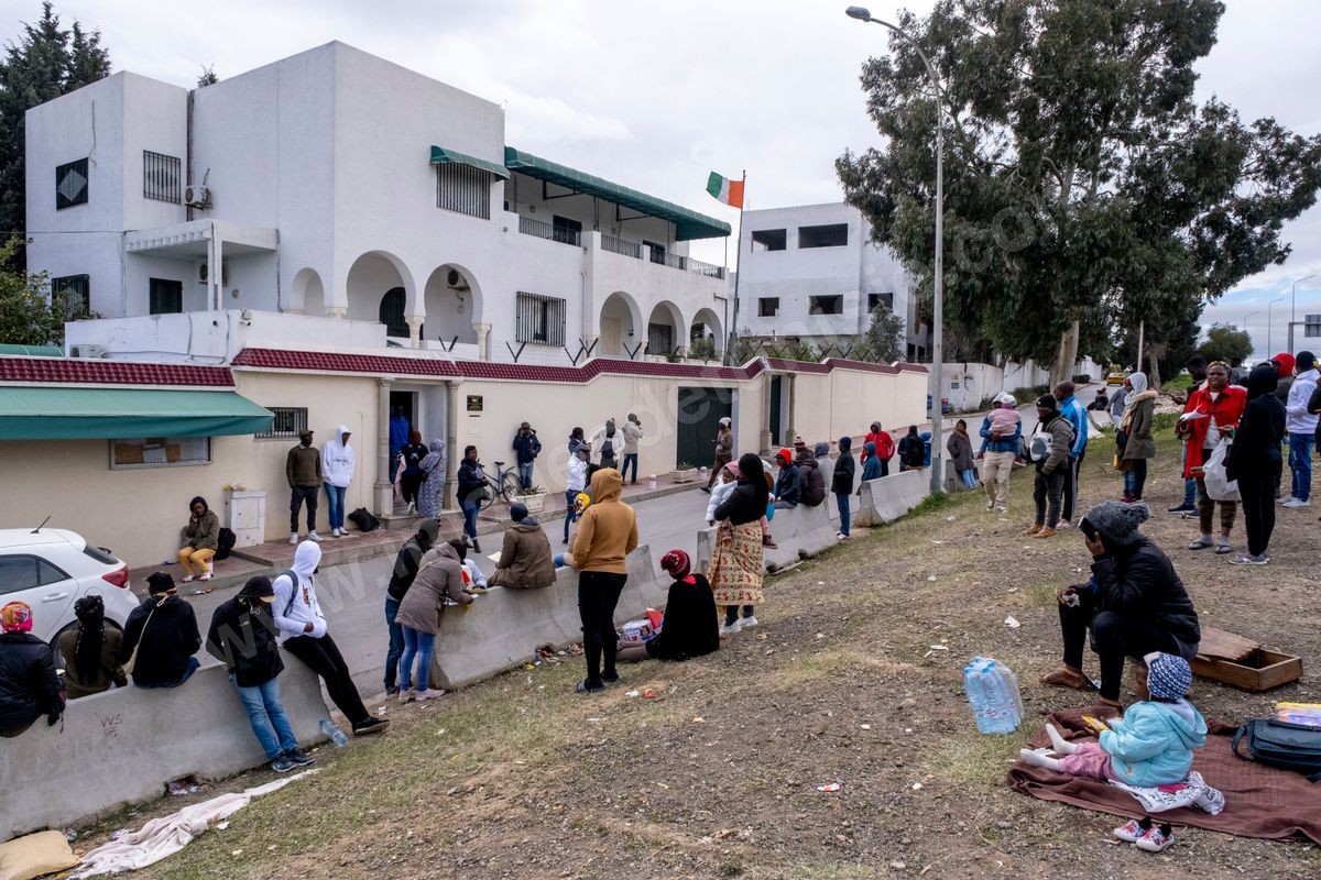 M68-400 Migrants devant ambassade de cote d'Ivoire à Tunis 01032023