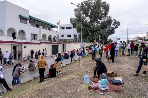 1 mars 2023 : devant l'ambasade de Côte d'Ivoire à Tunis, les migrants ivoiriens en nombre viennent s'enregistrer et espérer un rapatriment dans leur pays suite aux propos il y a une semaine du Président tunisien Kais Saied contre la communauté sub-saharienne en Tunisie. Le président a soutenu que l'immigration clandestine en Tunisie relevait d'une "entreprise criminelle (...) visant à changer la composition démographique de la Tunisie", afin de la transformer en un pays "africain seulement" et estomper son caractère "arabo-musulman" déclenchant de très nombreuses arrestations et agressions contre les subsahraiens. Empéchés de travailler, chassés de leur logement, poursuivis par la police et la population, les subsahriens se voient aujourd'hui dans l'obligation de quitter d'urgence le pays et espérent l'aide de leur pays pour cela. 