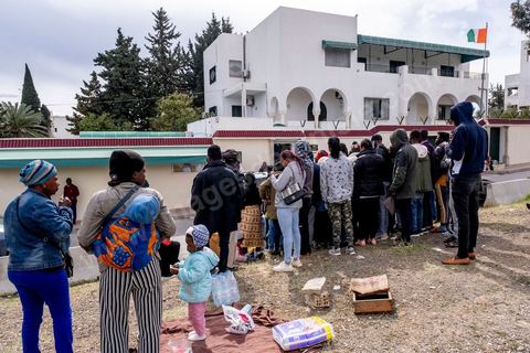 1 mars 2023 : devant l'ambasade de Côte d'Ivoire à Tunis, les migrants ivoiriens en nombre viennent s'enregistrer et espérer un rapatriment dans leur pays suite aux propos il y a une semaine du Président tunisien Kais Saied contre la communauté sub-saharienne en Tunisie. Le président a soutenu que l'immigration clandestine en Tunisie relevait d'une "entreprise criminelle (...) visant à changer la composition démographique de la Tunisie", afin de la transformer en un pays "africain seulement" et estomper son caractère "arabo-musulman" déclenchant de très nombreuses arrestations et agressions contre les subsahraiens. Empéchés de travailler, chassés de leur logement, poursuivis par la police et la population, les subsahriens se voient aujourd'hui dans l'obligation de quitter d'urgence le pays et espérent l'aide de leur pays pour cela. 