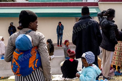 1 mars 2023 : devant l'ambasade de Côte d'Ivoire à Tunis, les migrants ivoiriens en nombre viennent s'enregistrer et espérer un rapatriment dans leur pays suite aux propos il y a une semaine du Président tunisien Kais Saied contre la communauté sub-saharienne en Tunisie. Le président a soutenu que l'immigration clandestine en Tunisie relevait d'une "entreprise criminelle (...) visant à changer la composition démographique de la Tunisie", afin de la transformer en un pays "africain seulement" et estomper son caractère "arabo-musulman" déclenchant de très nombreuses arrestations et agressions contre les subsahraiens. Empéchés de travailler, chassés de leur logement, poursuivis par la police et la population, les subsahriens se voient aujourd'hui dans l'obligation de quitter d'urgence le pays et espérent l'aide de leur pays pour cela. 
