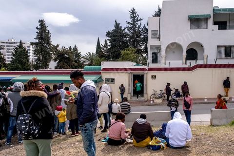 1 mars 2023 : devant l'ambasade de Côte d'Ivoire à Tunis, les migrants ivoiriens en nombre viennent s'enregistrer et espérer un rapatriment dans leur pays suite aux propos il y a une semaine du Président tunisien Kais Saied contre la communauté sub-saharienne en Tunisie. Le président a soutenu que l'immigration clandestine en Tunisie relevait d'une "entreprise criminelle (...) visant à changer la composition démographique de la Tunisie", afin de la transformer en un pays "africain seulement" et estomper son caractère "arabo-musulman" déclenchant de très nombreuses arrestations et agressions contre les subsahraiens. Empéchés de travailler, chassés de leur logement, poursuivis par la police et la population, les subsahriens se voient aujourd'hui dans l'obligation de quitter d'urgence le pays et espérent l'aide de leur pays pour cela. 