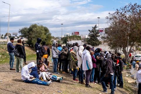 1 mars 2023 : devant l'ambasade de Côte d'Ivoire à Tunis, les migrants ivoiriens en nombre viennent s'enregistrer et espérer un rapatriment dans leur pays suite aux propos il y a une semaine du Président tunisien Kais Saied contre la communauté sub-saharienne en Tunisie. Le président a soutenu que l'immigration clandestine en Tunisie relevait d'une "entreprise criminelle (...) visant à changer la composition démographique de la Tunisie", afin de la transformer en un pays "africain seulement" et estomper son caractère "arabo-musulman" déclenchant de très nombreuses arrestations et agressions contre les subsahraiens. Empéchés de travailler, chassés de leur logement, poursuivis par la police et la population, les subsahriens se voient aujourd'hui dans l'obligation de quitter d'urgence le pays et espérent l'aide de leur pays pour cela. 
