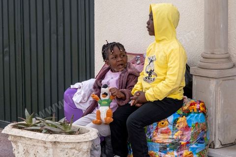 1 mars 2023 : devant l'ambasade de Côte d'Ivoire à Tunis, les migrants ivoiriens en nombre viennent s'enregistrer et espérer un rapatriment dans leur pays suite aux propos il y a une semaine du Président tunisien Kais Saied contre la communauté sub-saharienne en Tunisie. Le président a soutenu que l'immigration clandestine en Tunisie relevait d'une "entreprise criminelle (...) visant à changer la composition démographique de la Tunisie", afin de la transformer en un pays "africain seulement" et estomper son caractère "arabo-musulman" déclenchant de très nombreuses arrestations et agressions contre les subsahraiens. Empéchés de travailler, chassés de leur logement, poursuivis par la police et la population, les subsahriens se voient aujourd'hui dans l'obligation de quitter d'urgence le pays et espérent l'aide de leur pays pour cela. 