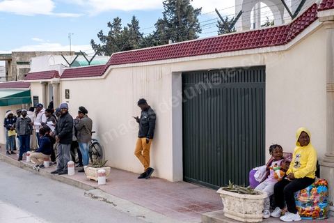 1 mars 2023 : devant l'ambasade de Côte d'Ivoire à Tunis, les migrants ivoiriens en nombre viennent s'enregistrer et espérer un rapatriment dans leur pays suite aux propos il y a une semaine du Président tunisien Kais Saied contre la communauté sub-saharienne en Tunisie. Le président a soutenu que l'immigration clandestine en Tunisie relevait d'une "entreprise criminelle (...) visant à changer la composition démographique de la Tunisie", afin de la transformer en un pays "africain seulement" et estomper son caractère "arabo-musulman" déclenchant de très nombreuses arrestations et agressions contre les subsahraiens. Empéchés de travailler, chassés de leur logement, poursuivis par la police et la population, les subsahriens se voient aujourd'hui dans l'obligation de quitter d'urgence le pays et espérent l'aide de leur pays pour cela. 