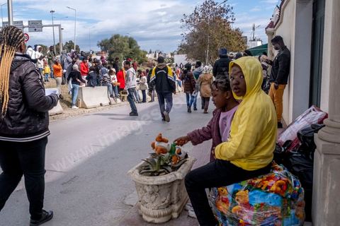 1 mars 2023 : devant l'ambasade de Côte d'Ivoire à Tunis, les migrants ivoiriens en nombre viennent s'enregistrer et espérer un rapatriment dans leur pays suite aux propos il y a une semaine du Président tunisien Kais Saied contre la communauté sub-saharienne en Tunisie. Le président a soutenu que l'immigration clandestine en Tunisie relevait d'une "entreprise criminelle (...) visant à changer la composition démographique de la Tunisie", afin de la transformer en un pays "africain seulement" et estomper son caractère "arabo-musulman" déclenchant de très nombreuses arrestations et agressions contre les subsahraiens. Empéchés de travailler, chassés de leur logement, poursuivis par la police et la population, les subsahriens se voient aujourd'hui dans l'obligation de quitter d'urgence le pays et espérent l'aide de leur pays pour cela. 