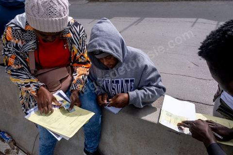 1 mars 2023 : devant l'ambasade de Côte d'Ivoire à Tunis, les migrants ivoiriens en nombre viennent s'enregistrer et espérer un rapatriment dans leur pays suite aux propos il y a une semaine du Président tunisien Kais Saied contre la communauté sub-saharienne en Tunisie. Le président a soutenu que l'immigration clandestine en Tunisie relevait d'une "entreprise criminelle (...) visant à changer la composition démographique de la Tunisie", afin de la transformer en un pays "africain seulement" et estomper son caractère "arabo-musulman" déclenchant de très nombreuses arrestations et agressions contre les subsahraiens. Empéchés de travailler, chassés de leur logement, poursuivis par la police et la population, les subsahriens se voient aujourd'hui dans l'obligation de quitter d'urgence le pays et espérent l'aide de leur pays pour cela. 