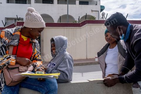 1 mars 2023 : devant l'ambasade de Côte d'Ivoire à Tunis, les migrants ivoiriens en nombre viennent s'enregistrer et espérer un rapatriment dans leur pays suite aux propos il y a une semaine du Président tunisien Kais Saied contre la communauté sub-saharienne en Tunisie. Le président a soutenu que l'immigration clandestine en Tunisie relevait d'une "entreprise criminelle (...) visant à changer la composition démographique de la Tunisie", afin de la transformer en un pays "africain seulement" et estomper son caractère "arabo-musulman" déclenchant de très nombreuses arrestations et agressions contre les subsahraiens. Empéchés de travailler, chassés de leur logement, poursuivis par la police et la population, les subsahriens se voient aujourd'hui dans l'obligation de quitter d'urgence le pays et espérent l'aide de leur pays pour cela. 