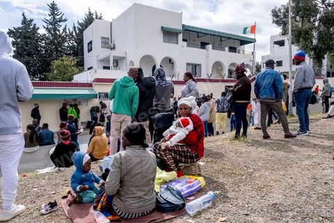1 mars 2023 : devant l'ambasade de Côte d'Ivoire à Tunis, les migrants ivoiriens en nombre viennent s'enregistrer et espérer un rapatriment dans leur pays suite aux propos il y a une semaine du Président tunisien Kais Saied contre la communauté sub-saharienne en Tunisie. Le président a soutenu que l'immigration clandestine en Tunisie relevait d'une "entreprise criminelle (...) visant à changer la composition démographique de la Tunisie", afin de la transformer en un pays "africain seulement" et estomper son caractère "arabo-musulman" déclenchant de très nombreuses arrestations et agressions contre les subsahraiens. Empéchés de travailler, chassés de leur logement, poursuivis par la police et la population, les subsahriens se voient aujourd'hui dans l'obligation de quitter d'urgence le pays et espérent l'aide de leur pays pour cela. 
