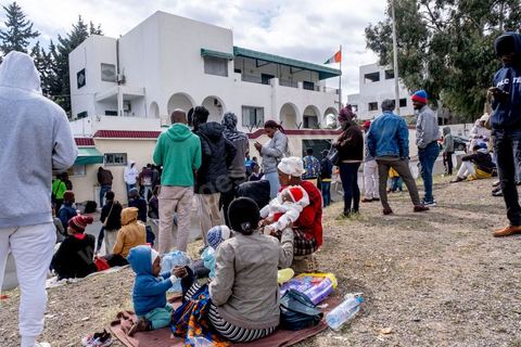 1 mars 2023 : devant l'ambasade de Côte d'Ivoire à Tunis, les migrants ivoiriens en nombre viennent s'enregistrer et espérer un rapatriment dans leur pays suite aux propos il y a une semaine du Président tunisien Kais Saied contre la communauté sub-saharienne en Tunisie. Le président a soutenu que l'immigration clandestine en Tunisie relevait d'une "entreprise criminelle (...) visant à changer la composition démographique de la Tunisie", afin de la transformer en un pays "africain seulement" et estomper son caractère "arabo-musulman" déclenchant de très nombreuses arrestations et agressions contre les subsahraiens. Empéchés de travailler, chassés de leur logement, poursuivis par la police et la population, les subsahriens se voient aujourd'hui dans l'obligation de quitter d'urgence le pays et espérent l'aide de leur pays pour cela. 