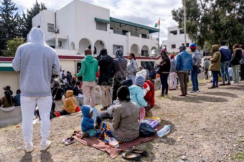 1 mars 2023 : devant l'ambasade de Côte d'Ivoire à Tunis, les migrants ivoiriens en nombre viennent s'enregistrer et espérer un rapatriment dans leur pays suite aux propos il y a une semaine du Président tunisien Kais Saied contre la communauté sub-saharienne en Tunisie. Le président a soutenu que l'immigration clandestine en Tunisie relevait d'une "entreprise criminelle (...) visant à changer la composition démographique de la Tunisie", afin de la transformer en un pays "africain seulement" et estomper son caractère "arabo-musulman" déclenchant de très nombreuses arrestations et agressions contre les subsahraiens. Empéchés de travailler, chassés de leur logement, poursuivis par la police et la population, les subsahriens se voient aujourd'hui dans l'obligation de quitter d'urgence le pays et espérent l'aide de leur pays pour cela. 