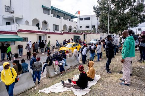 1 mars 2023 : devant l'ambasade de Côte d'Ivoire à Tunis, les migrants ivoiriens en nombre viennent s'enregistrer et espérer un rapatriment dans leur pays suite aux propos il y a une semaine du Président tunisien Kais Saied contre la communauté sub-saharienne en Tunisie. Le président a soutenu que l'immigration clandestine en Tunisie relevait d'une "entreprise criminelle (...) visant à changer la composition démographique de la Tunisie", afin de la transformer en un pays "africain seulement" et estomper son caractère "arabo-musulman" déclenchant de très nombreuses arrestations et agressions contre les subsahraiens. Empéchés de travailler, chassés de leur logement, poursuivis par la police et la population, les subsahriens se voient aujourd'hui dans l'obligation de quitter d'urgence le pays et espérent l'aide de leur pays pour cela. 