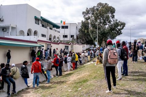 1 mars 2023 : devant l'ambasade de Côte d'Ivoire à Tunis, les migrants ivoiriens en nombre viennent s'enregistrer et espérer un rapatriment dans leur pays suite aux propos il y a une semaine du Président tunisien Kais Saied contre la communauté sub-saharienne en Tunisie. Le président a soutenu que l'immigration clandestine en Tunisie relevait d'une "entreprise criminelle (...) visant à changer la composition démographique de la Tunisie", afin de la transformer en un pays "africain seulement" et estomper son caractère "arabo-musulman" déclenchant de très nombreuses arrestations et agressions contre les subsahraiens. Empéchés de travailler, chassés de leur logement, poursuivis par la police et la population, les subsahriens se voient aujourd'hui dans l'obligation de quitter d'urgence le pays et espérent l'aide de leur pays pour cela. 