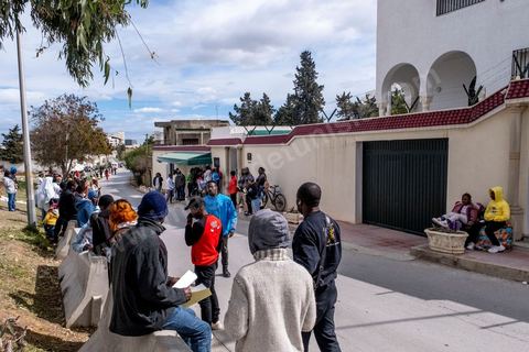 1 mars 2023 : devant l'ambasade de Côte d'Ivoire à Tunis, les migrants ivoiriens en nombre viennent s'enregistrer et espérer un rapatriment dans leur pays suite aux propos il y a une semaine du Président tunisien Kais Saied contre la communauté sub-saharienne en Tunisie. Le président a soutenu que l'immigration clandestine en Tunisie relevait d'une "entreprise criminelle (...) visant à changer la composition démographique de la Tunisie", afin de la transformer en un pays "africain seulement" et estomper son caractère "arabo-musulman" déclenchant de très nombreuses arrestations et agressions contre les subsahraiens. Empéchés de travailler, chassés de leur logement, poursuivis par la police et la population, les subsahriens se voient aujourd'hui dans l'obligation de quitter d'urgence le pays et espérent l'aide de leur pays pour cela. 