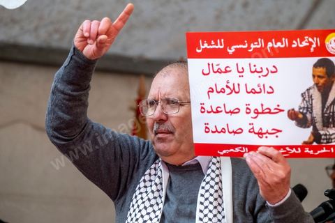 4 mars 2023 : à l'appel de l'UGTT, la grande centrale syndicale, près de 10 000 personnes sont venues écouter le secrétaire général Noureddine Taboubi devant le siège historique de l'UGTT puis manifester sur l'avneue Bourguiba. Taboubi a salué les personnalités politiques et publiques récemment arrêtées et incarcérées, il a demandé la libération des syndicalistes arrétés, a contesté le secret du gouvernement sur les négociations avec le FMI et a appelé le peuple à s'unir autour de la centrale syndicale pour lutter contre le pouvoir en place.  De nombreux leaders étaient présents et ont marchés dans le calme dans les rues de Tunis face à un impressionannt dispositif policier. 