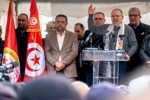 4 mars 2023 : à l'appel de l'UGTT, la grande centrale syndicale, près de 10 000 personnes sont venues écouter le secrétaire général Noureddine Taboubi devant le siège historique de l'UGTT puis manifester sur l'avneue Bourguiba. Taboubi a salué les personnalités politiques et publiques récemment arrêtées et incarcérées, il a demandé la libération des syndicalistes arrétés, a contesté le secret du gouvernement sur les négociations avec le FMI et a appelé le peuple à s'unir autour de la centrale syndicale pour lutter contre le pouvoir en place.  De nombreux leaders étaient présents et ont marchés dans le calme dans les rues de Tunis face à un impressionannt dispositif policier. 
