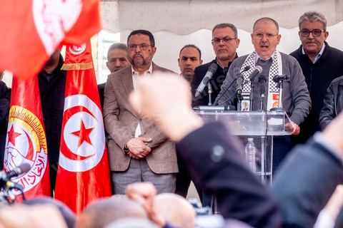 4 mars 2023 : à l'appel de l'UGTT, la grande centrale syndicale, près de 10 000 personnes sont venues écouter le secrétaire général Noureddine Taboubi devant le siège historique de l'UGTT puis manifester sur l'avneue Bourguiba. Taboubi a salué les personnalités politiques et publiques récemment arrêtées et incarcérées, il a demandé la libération des syndicalistes arrétés, a contesté le secret du gouvernement sur les négociations avec le FMI et a appelé le peuple à s'unir autour de la centrale syndicale pour lutter contre le pouvoir en place.  De nombreux leaders étaient présents et ont marchés dans le calme dans les rues de Tunis face à un impressionannt dispositif policier. 
