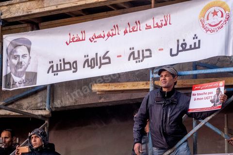 4 mars 2023 : à l'appel de l'UGTT, la grande centrale syndicale, près de 10 000 personnes sont venues écouter le secrétaire général Noureddine Taboubi devant le siège historique de l'UGTT puis manifester sur l'avneue Bourguiba. Taboubi a salué les personnalités politiques et publiques récemment arrêtées et incarcérées, il a demandé la libération des syndicalistes arrétés, a contesté le secret du gouvernement sur les négociations avec le FMI et a appelé le peuple à s'unir autour de la centrale syndicale pour lutter contre le pouvoir en place.  De nombreux leaders étaient présents et ont marchés dans le calme dans les rues de Tunis face à un impressionannt dispositif policier. 