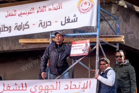 4 mars 2023 : à l'appel de l'UGTT, la grande centrale syndicale, près de 10 000 personnes sont venues écouter le secrétaire général Noureddine Taboubi devant le siège historique de l'UGTT puis manifester sur l'avneue Bourguiba. Taboubi a salué les personnalités politiques et publiques récemment arrêtées et incarcérées, il a demandé la libération des syndicalistes arrétés, a contesté le secret du gouvernement sur les négociations avec le FMI et a appelé le peuple à s'unir autour de la centrale syndicale pour lutter contre le pouvoir en place.  De nombreux leaders étaient présents et ont marchés dans le calme dans les rues de Tunis face à un impressionannt dispositif policier. 