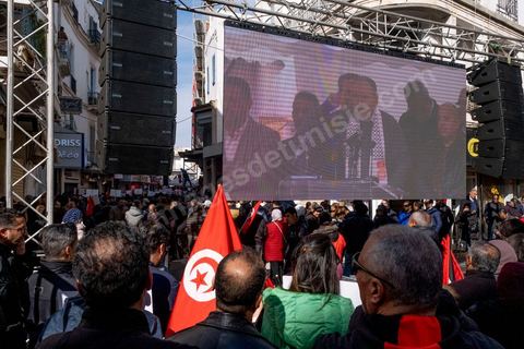 4 mars 2023 : à l'appel de l'UGTT, la grande centrale syndicale, près de 10 000 personnes sont venues écouter le secrétaire général Noureddine Taboubi devant le siège historique de l'UGTT puis manifester sur l'avneue Bourguiba. Taboubi a salué les personnalités politiques et publiques récemment arrêtées et incarcérées, il a demandé la libération des syndicalistes arrétés, a contesté le secret du gouvernement sur les négociations avec le FMI et a appelé le peuple à s'unir autour de la centrale syndicale pour lutter contre le pouvoir en place.  De nombreux leaders étaient présents et ont marchés dans le calme dans les rues de Tunis face à un impressionannt dispositif policier. 