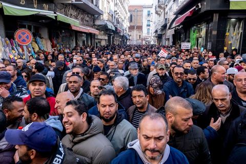 4 mars 2023 : à l'appel de l'UGTT, la grande centrale syndicale, près de 10 000 personnes sont venues écouter le secrétaire général Noureddine Taboubi devant le siège historique de l'UGTT puis manifester sur l'avneue Bourguiba. Taboubi a salué les personnalités politiques et publiques récemment arrêtées et incarcérées, il a demandé la libération des syndicalistes arrétés, a contesté le secret du gouvernement sur les négociations avec le FMI et a appelé le peuple à s'unir autour de la centrale syndicale pour lutter contre le pouvoir en place.  De nombreux leaders étaient présents et ont marchés dans le calme dans les rues de Tunis face à un impressionannt dispositif policier. 