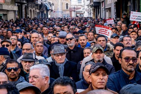 4 mars 2023 : à l'appel de l'UGTT, la grande centrale syndicale, près de 10 000 personnes sont venues écouter le secrétaire général Noureddine Taboubi devant le siège historique de l'UGTT puis manifester sur l'avneue Bourguiba. Taboubi a salué les personnalités politiques et publiques récemment arrêtées et incarcérées, il a demandé la libération des syndicalistes arrétés, a contesté le secret du gouvernement sur les négociations avec le FMI et a appelé le peuple à s'unir autour de la centrale syndicale pour lutter contre le pouvoir en place.  De nombreux leaders étaient présents et ont marchés dans le calme dans les rues de Tunis face à un impressionannt dispositif policier. 