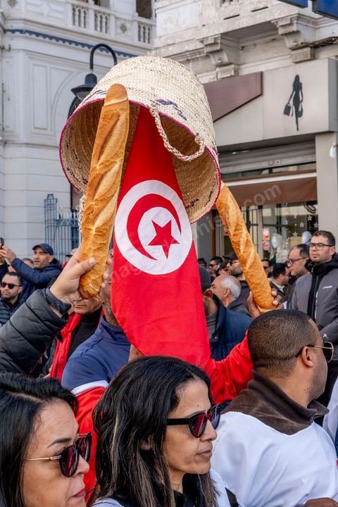 4 mars 2023 : à l'appel de l'UGTT, la grande centrale syndicale, près de 10 000 personnes sont venues écouter le secrétaire général Noureddine Taboubi devant le siège historique de l'UGTT puis manifester sur l'avneue Bourguiba. Taboubi a salué les personnalités politiques et publiques récemment arrêtées et incarcérées, il a demandé la libération des syndicalistes arrétés, a contesté le secret du gouvernement sur les négociations avec le FMI et a appelé le peuple à s'unir autour de la centrale syndicale pour lutter contre le pouvoir en place.  De nombreux leaders étaient présents et ont marchés dans le calme dans les rues de Tunis face à un impressionannt dispositif policier. 