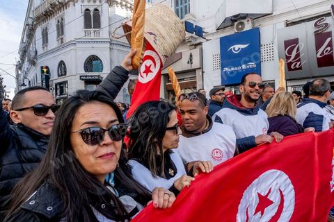 4 mars 2023 : à l'appel de l'UGTT, la grande centrale syndicale, près de 10 000 personnes sont venues écouter le secrétaire général Noureddine Taboubi devant le siège historique de l'UGTT puis manifester sur l'avneue Bourguiba. Taboubi a salué les personnalités politiques et publiques récemment arrêtées et incarcérées, il a demandé la libération des syndicalistes arrétés, a contesté le secret du gouvernement sur les négociations avec le FMI et a appelé le peuple à s'unir autour de la centrale syndicale pour lutter contre le pouvoir en place.  De nombreux leaders étaient présents et ont marchés dans le calme dans les rues de Tunis face à un impressionannt dispositif policier. 