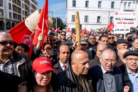 4 mars 2023 : à l'appel de l'UGTT, la grande centrale syndicale, près de 10 000 personnes sont venues écouter le secrétaire général Noureddine Taboubi devant le siège historique de l'UGTT puis manifester sur l'avneue Bourguiba. Taboubi a salué les personnalités politiques et publiques récemment arrêtées et incarcérées, il a demandé la libération des syndicalistes arrétés, a contesté le secret du gouvernement sur les négociations avec le FMI et a appelé le peuple à s'unir autour de la centrale syndicale pour lutter contre le pouvoir en place.  De nombreux leaders étaient présents et ont marchés dans le calme dans les rues de Tunis face à un impressionannt dispositif policier. 