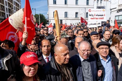 4 mars 2023 : à l'appel de l'UGTT, la grande centrale syndicale, près de 10 000 personnes sont venues écouter le secrétaire général Noureddine Taboubi devant le siège historique de l'UGTT puis manifester sur l'avneue Bourguiba. Taboubi a salué les personnalités politiques et publiques récemment arrêtées et incarcérées, il a demandé la libération des syndicalistes arrétés, a contesté le secret du gouvernement sur les négociations avec le FMI et a appelé le peuple à s'unir autour de la centrale syndicale pour lutter contre le pouvoir en place.  De nombreux leaders étaient présents et ont marchés dans le calme dans les rues de Tunis face à un impressionannt dispositif policier. 