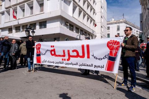4 mars 2023 : à l'appel de l'UGTT, la grande centrale syndicale, près de 10 000 personnes sont venues écouter le secrétaire général Noureddine Taboubi devant le siège historique de l'UGTT puis manifester sur l'avneue Bourguiba. Taboubi a salué les personnalités politiques et publiques récemment arrêtées et incarcérées, il a demandé la libération des syndicalistes arrétés, a contesté le secret du gouvernement sur les négociations avec le FMI et a appelé le peuple à s'unir autour de la centrale syndicale pour lutter contre le pouvoir en place.  De nombreux leaders étaient présents et ont marchés dans le calme dans les rues de Tunis face à un impressionannt dispositif policier. 