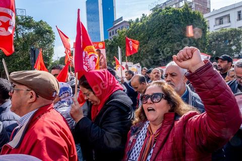 4 mars 2023 : à l'appel de l'UGTT, la grande centrale syndicale, près de 10 000 personnes sont venues écouter le secrétaire général Noureddine Taboubi devant le siège historique de l'UGTT puis manifester sur l'avneue Bourguiba. Taboubi a salué les personnalités politiques et publiques récemment arrêtées et incarcérées, il a demandé la libération des syndicalistes arrétés, a contesté le secret du gouvernement sur les négociations avec le FMI et a appelé le peuple à s'unir autour de la centrale syndicale pour lutter contre le pouvoir en place.  De nombreux leaders étaient présents et ont marchés dans le calme dans les rues de Tunis face à un impressionannt dispositif policier. 