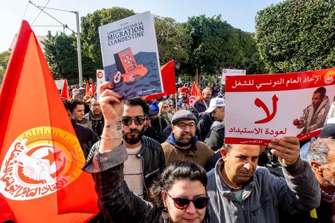 4 mars 2023 : à l'appel de l'UGTT, la grande centrale syndicale, près de 10 000 personnes sont venues écouter le secrétaire général Noureddine Taboubi devant le siège historique de l'UGTT puis manifester sur l'avneue Bourguiba. Taboubi a salué les personnalités politiques et publiques récemment arrêtées et incarcérées, il a demandé la libération des syndicalistes arrétés, a contesté le secret du gouvernement sur les négociations avec le FMI et a appelé le peuple à s'unir autour de la centrale syndicale pour lutter contre le pouvoir en place.  De nombreux leaders étaient présents et ont marchés dans le calme dans les rues de Tunis face à un impressionannt dispositif policier. 