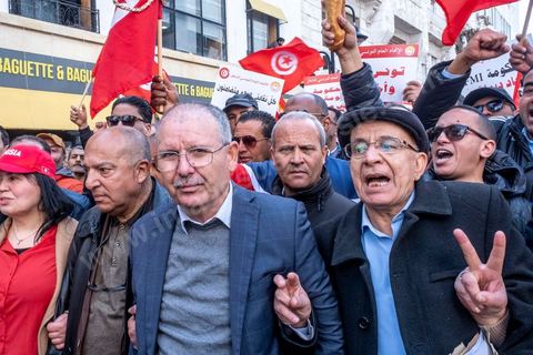 4 mars 2023 : à l'appel de l'UGTT, la grande centrale syndicale, près de 10 000 personnes sont venues écouter le secrétaire général Noureddine Taboubi devant le siège historique de l'UGTT puis manifester sur l'avneue Bourguiba. Taboubi a salué les personnalités politiques et publiques récemment arrêtées et incarcérées, il a demandé la libération des syndicalistes arrétés, a contesté le secret du gouvernement sur les négociations avec le FMI et a appelé le peuple à s'unir autour de la centrale syndicale pour lutter contre le pouvoir en place.  De nombreux leaders étaient présents et ont marchés dans le calme dans les rues de Tunis face à un impressionannt dispositif policier. 