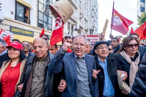 4 mars 2023 : à l'appel de l'UGTT, la grande centrale syndicale, près de 10 000 personnes sont venues écouter le secrétaire général Noureddine Taboubi devant le siège historique de l'UGTT puis manifester sur l'avneue Bourguiba. Taboubi a salué les personnalités politiques et publiques récemment arrêtées et incarcérées, il a demandé la libération des syndicalistes arrétés, a contesté le secret du gouvernement sur les négociations avec le FMI et a appelé le peuple à s'unir autour de la centrale syndicale pour lutter contre le pouvoir en place.  De nombreux leaders étaient présents et ont marchés dans le calme dans les rues de Tunis face à un impressionannt dispositif policier. 