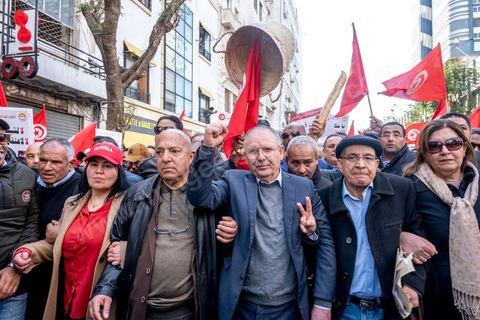 4 mars 2023 : à l'appel de l'UGTT, la grande centrale syndicale, près de 10 000 personnes sont venues écouter le secrétaire général Noureddine Taboubi devant le siège historique de l'UGTT puis manifester sur l'avneue Bourguiba. Taboubi a salué les personnalités politiques et publiques récemment arrêtées et incarcérées, il a demandé la libération des syndicalistes arrétés, a contesté le secret du gouvernement sur les négociations avec le FMI et a appelé le peuple à s'unir autour de la centrale syndicale pour lutter contre le pouvoir en place.  De nombreux leaders étaient présents et ont marchés dans le calme dans les rues de Tunis face à un impressionannt dispositif policier. 