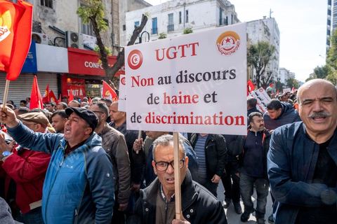 4 mars 2023 : à l'appel de l'UGTT, la grande centrale syndicale, près de 10 000 personnes sont venues écouter le secrétaire général Noureddine Taboubi devant le siège historique de l'UGTT puis manifester sur l'avneue Bourguiba. Taboubi a salué les personnalités politiques et publiques récemment arrêtées et incarcérées, il a demandé la libération des syndicalistes arrétés, a contesté le secret du gouvernement sur les négociations avec le FMI et a appelé le peuple à s'unir autour de la centrale syndicale pour lutter contre le pouvoir en place.  De nombreux leaders étaient présents et ont marchés dans le calme dans les rues de Tunis face à un impressionannt dispositif policier. 
