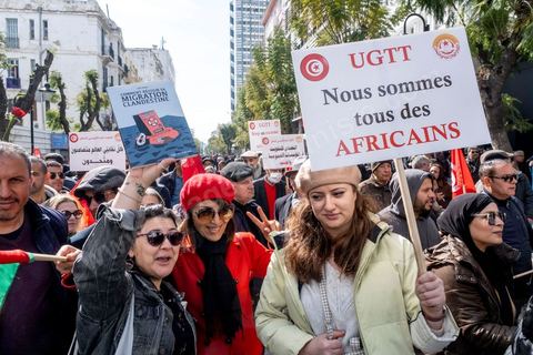 4 mars 2023 : à l'appel de l'UGTT, la grande centrale syndicale, près de 10 000 personnes sont venues écouter le secrétaire général Noureddine Taboubi devant le siège historique de l'UGTT puis manifester sur l'avneue Bourguiba. Taboubi a salué les personnalités politiques et publiques récemment arrêtées et incarcérées, il a demandé la libération des syndicalistes arrétés, a contesté le secret du gouvernement sur les négociations avec le FMI et a appelé le peuple à s'unir autour de la centrale syndicale pour lutter contre le pouvoir en place.  De nombreux leaders étaient présents et ont marchés dans le calme dans les rues de Tunis face à un impressionannt dispositif policier. 