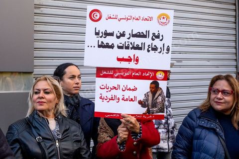 4 mars 2023 : à l'appel de l'UGTT, la grande centrale syndicale, près de 10 000 personnes sont venues écouter le secrétaire général Noureddine Taboubi devant le siège historique de l'UGTT puis manifester sur l'avneue Bourguiba. Taboubi a salué les personnalités politiques et publiques récemment arrêtées et incarcérées, il a demandé la libération des syndicalistes arrétés, a contesté le secret du gouvernement sur les négociations avec le FMI et a appelé le peuple à s'unir autour de la centrale syndicale pour lutter contre le pouvoir en place.  De nombreux leaders étaient présents et ont marchés dans le calme dans les rues de Tunis face à un impressionannt dispositif policier. 