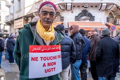 4 mars 2023 : à l'appel de l'UGTT, la grande centrale syndicale, près de 10 000 personnes sont venues écouter le secrétaire général Noureddine Taboubi devant le siège historique de l'UGTT puis manifester sur l'avneue Bourguiba. Taboubi a salué les personnalités politiques et publiques récemment arrêtées et incarcérées, il a demandé la libération des syndicalistes arrétés, a contesté le secret du gouvernement sur les négociations avec le FMI et a appelé le peuple à s'unir autour de la centrale syndicale pour lutter contre le pouvoir en place.  De nombreux leaders étaient présents et ont marchés dans le calme dans les rues de Tunis face à un impressionannt dispositif policier. 