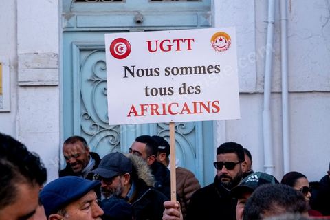 4 mars 2023 : à l'appel de l'UGTT, la grande centrale syndicale, près de 10 000 personnes sont venues écouter le secrétaire général Noureddine Taboubi devant le siège historique de l'UGTT puis manifester sur l'avneue Bourguiba. Taboubi a salué les personnalités politiques et publiques récemment arrêtées et incarcérées, il a demandé la libération des syndicalistes arrétés, a contesté le secret du gouvernement sur les négociations avec le FMI et a appelé le peuple à s'unir autour de la centrale syndicale pour lutter contre le pouvoir en place.  De nombreux leaders étaient présents et ont marchés dans le calme dans les rues de Tunis face à un impressionannt dispositif policier. 