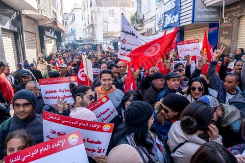 4 mars 2023 : à l'appel de l'UGTT, la grande centrale syndicale, près de 10 000 personnes sont venues écouter le secrétaire général Noureddine Taboubi devant le siège historique de l'UGTT puis manifester sur l'avneue Bourguiba. Taboubi a salué les personnalités politiques et publiques récemment arrêtées et incarcérées, il a demandé la libération des syndicalistes arrétés, a contesté le secret du gouvernement sur les négociations avec le FMI et a appelé le peuple à s'unir autour de la centrale syndicale pour lutter contre le pouvoir en place.  De nombreux leaders étaient présents et ont marchés dans le calme dans les rues de Tunis face à un impressionannt dispositif policier. 