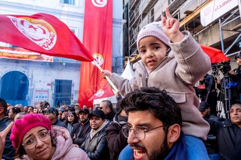 4 mars 2023 : à l'appel de l'UGTT, la grande centrale syndicale, près de 10 000 personnes sont venues écouter le secrétaire général Noureddine Taboubi devant le siège historique de l'UGTT puis manifester sur l'avneue Bourguiba. Taboubi a salué les personnalités politiques et publiques récemment arrêtées et incarcérées, il a demandé la libération des syndicalistes arrétés, a contesté le secret du gouvernement sur les négociations avec le FMI et a appelé le peuple à s'unir autour de la centrale syndicale pour lutter contre le pouvoir en place.  De nombreux leaders étaient présents et ont marchés dans le calme dans les rues de Tunis face à un impressionannt dispositif policier. 