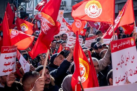 4 mars 2023 : à l'appel de l'UGTT, la grande centrale syndicale, près de 10 000 personnes sont venues écouter le secrétaire général Noureddine Taboubi devant le siège historique de l'UGTT puis manifester sur l'avneue Bourguiba. Taboubi a salué les personnalités politiques et publiques récemment arrêtées et incarcérées, il a demandé la libération des syndicalistes arrétés, a contesté le secret du gouvernement sur les négociations avec le FMI et a appelé le peuple à s'unir autour de la centrale syndicale pour lutter contre le pouvoir en place.  De nombreux leaders étaient présents et ont marchés dans le calme dans les rues de Tunis face à un impressionannt dispositif policier. 