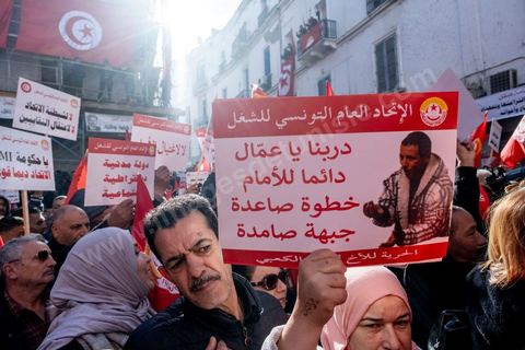 4 mars 2023 : à l'appel de l'UGTT, la grande centrale syndicale, près de 10 000 personnes sont venues écouter le secrétaire général Noureddine Taboubi devant le siège historique de l'UGTT puis manifester sur l'avneue Bourguiba. Taboubi a salué les personnalités politiques et publiques récemment arrêtées et incarcérées, il a demandé la libération des syndicalistes arrétés, a contesté le secret du gouvernement sur les négociations avec le FMI et a appelé le peuple à s'unir autour de la centrale syndicale pour lutter contre le pouvoir en place.  De nombreux leaders étaient présents et ont marchés dans le calme dans les rues de Tunis face à un impressionannt dispositif policier. 