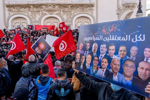 5 mars 2023 : malgré l’interdiction des autorités compétentes, la manifestation du Front du Salut National s'est tenue au centre ville de Tunis pour protester contre les arrestations, ces dernières semaines, de ses leaders. Le Front de salut national est une coalition politique qui s'oppose au « coup d'État » effectué par le président Kaïs Saïed le 25 juillet 2021. Près de deux milles manifestants se sont réunis au final devant le théâtre, brandissant les portraits des personnalités arrétés ces derniers semaines sur ordre du président. Najib Chebbi, président du Front du Salut, a condamné la politique arbitraire du président de la République, notamment, en ce qui concerne les arrestations ayant touché des politiciens, des activistes, des journalistes et des syndicalistes. Il a annoncé que les sympathisants du Front de salut ont décidé d’observer une manifestation de solidarité avec les détenus tous les mercredis, ajoutant qu’un nombre de personnalités nationales ont fait part de leur intention de rejoindre le front.